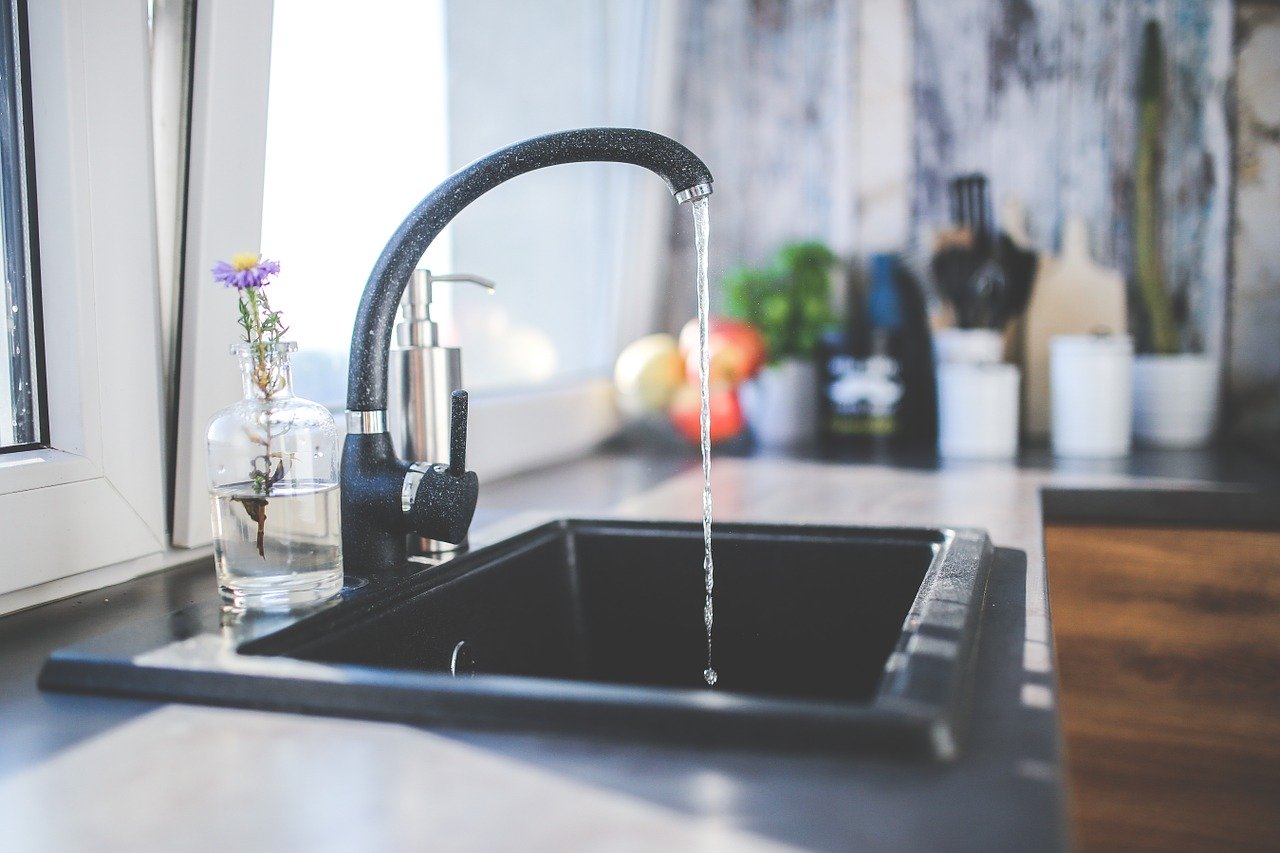 Tap Black Faucet Kitchen Sink  - kaboompics / Pixabay