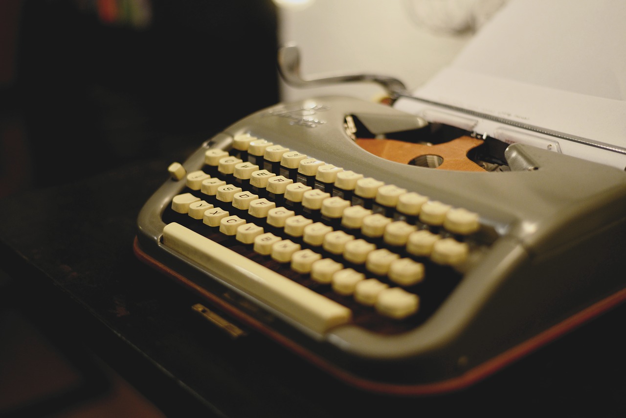 Typewriter Mechanical Retro Write  - congerdesign / Pixabay