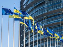 EU's og Ukraines flag foran bygning.