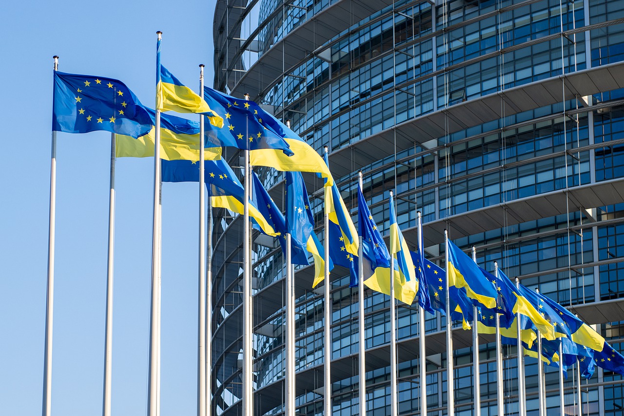EU's og Ukraines flag foran bygning.